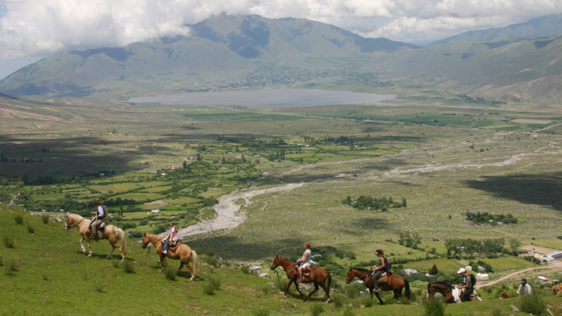 Cabalgatas-entre-los-Cerros-de-Tafi-GALERIA-1920-x-1080-px-1